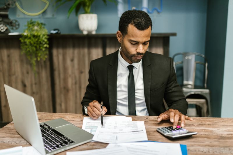 Consultor financeiro usando chat ao vivo