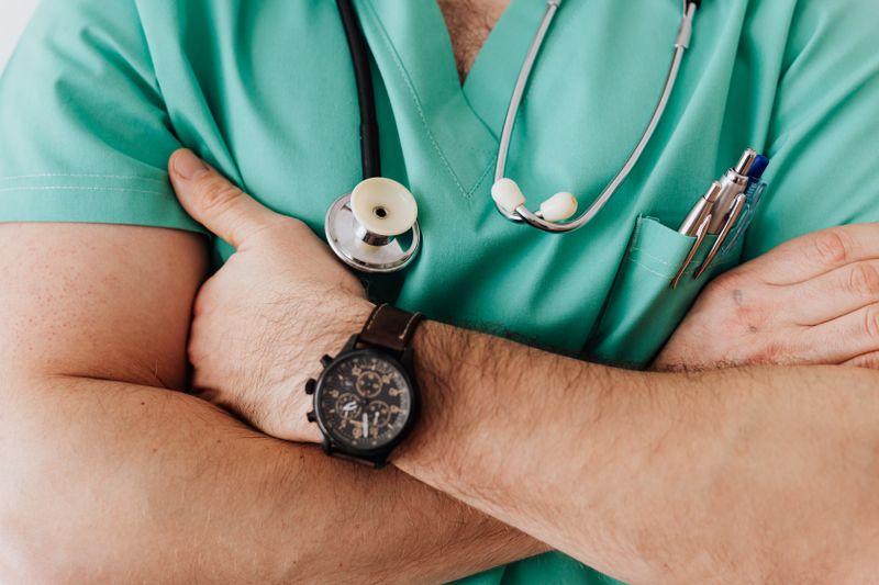 Recepcionista médica auxiliando pacientes por meio de chat ao vivo